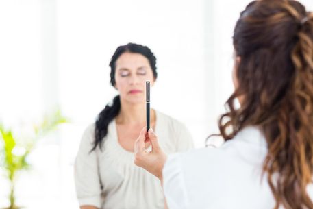 Centro de Psicología y Psicoterapia Catalina López mujer con ojos cerrados